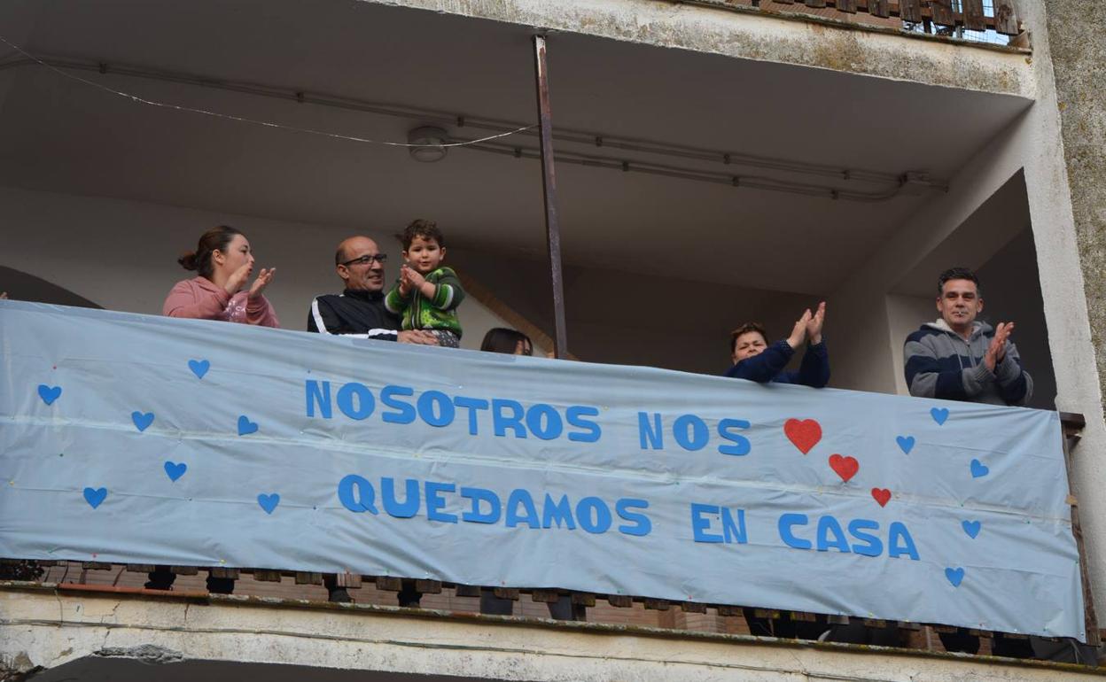 Los vecinos de la Barriada Santa Ana colocaron pancartas que nos animan a permanecer en casa.