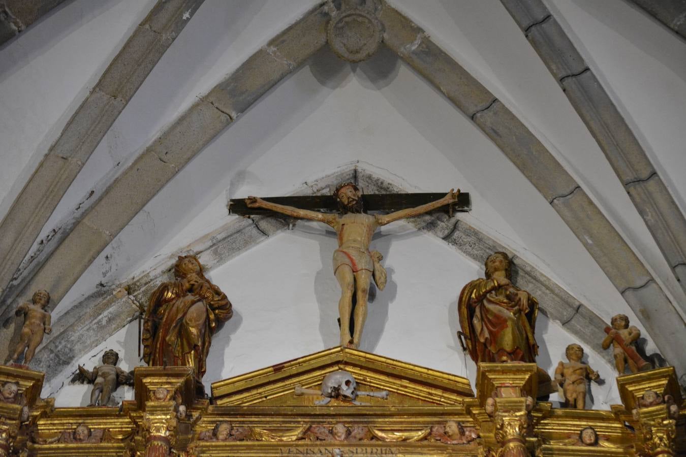 Calvario de Cristo, junto a San Juan y Santa María. 