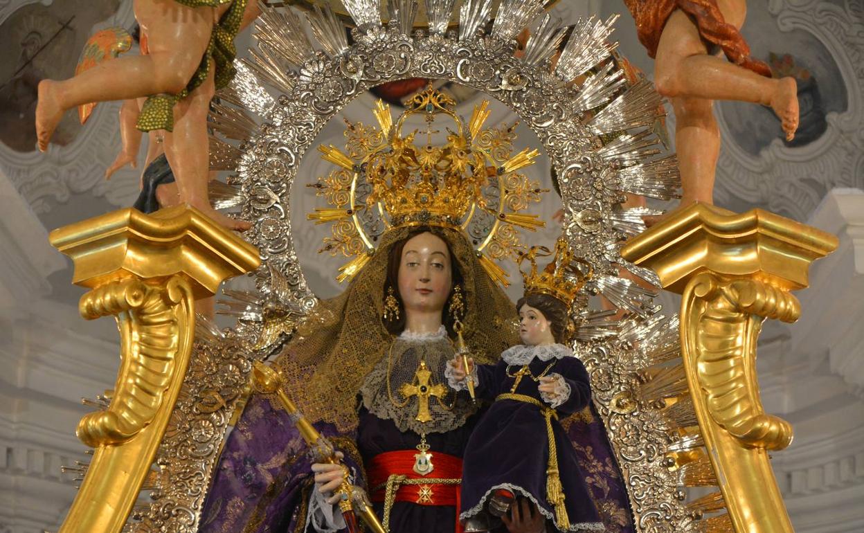 Ntra. Sra. Santa María de los Remedios luce la corona de 1906. 