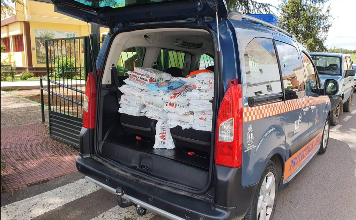 Protección Civil lleva los materiales a los niños de Fregenal