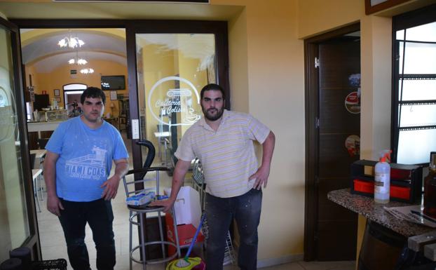 Los «Mellis» preparan todo para la reapertura del Bar Coliseo. 