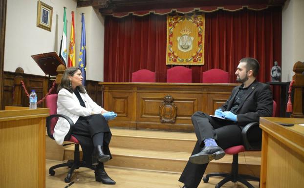 Momentos de la entrevista en el Salón de Plenos del Ayuntamiento. 