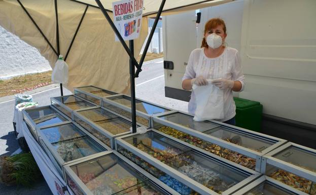 La dependienta prepara un surtido de frutos secos. 