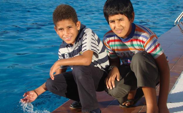 Said Mohamed en la piscina municipal de Fregenal 