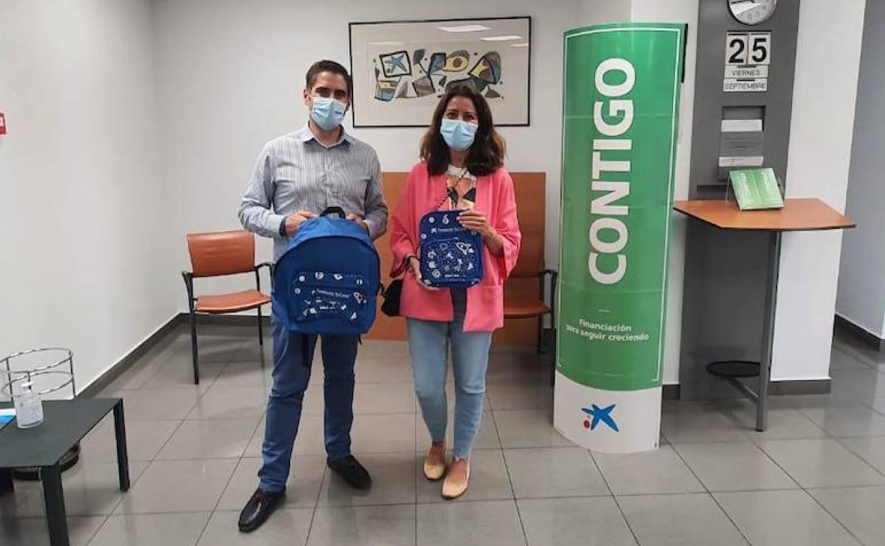 Caixabank dona material escolar para las familias vulnerables en Fregenal