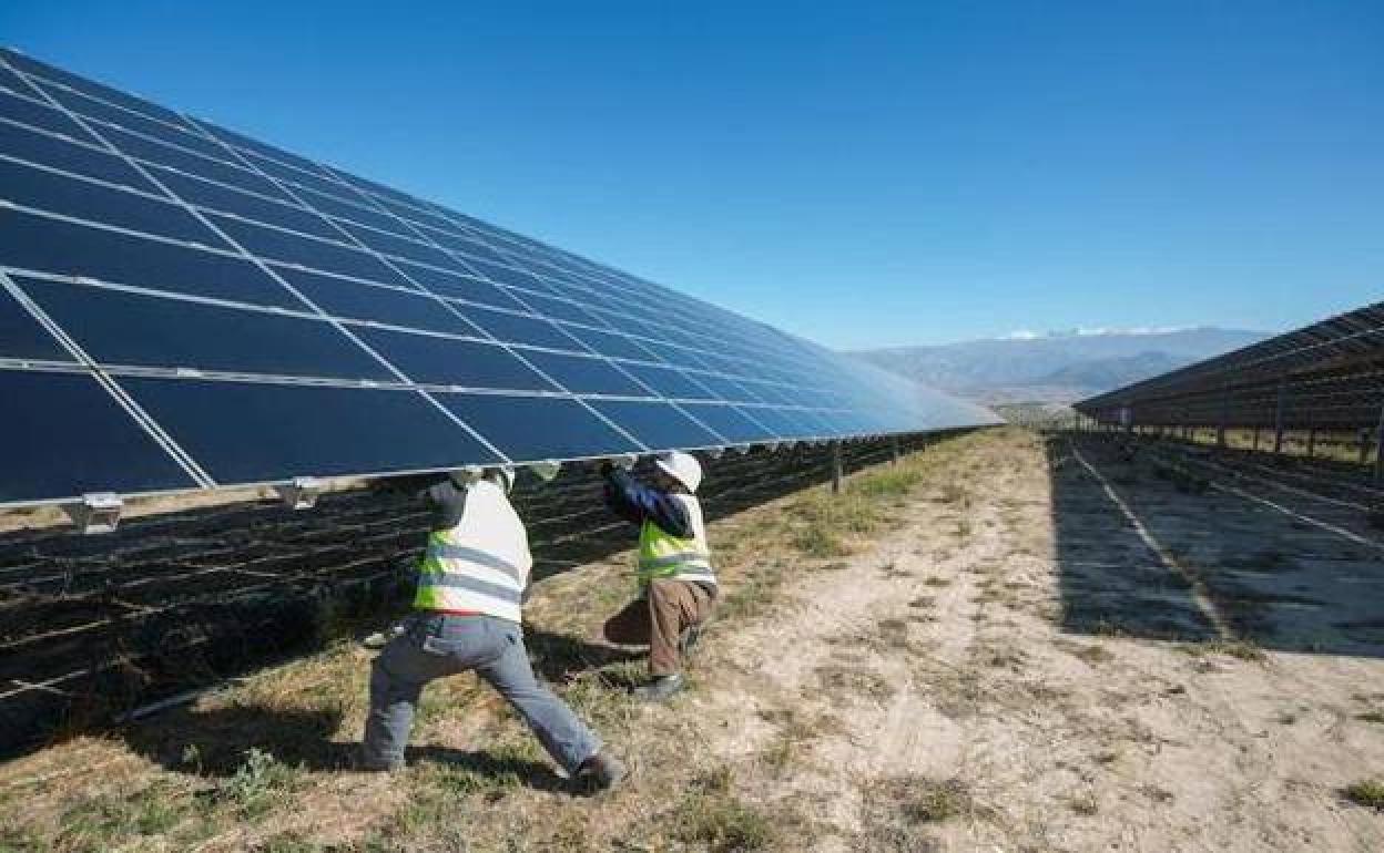 Imagen de archivo de paneles solares fotovoltaicos