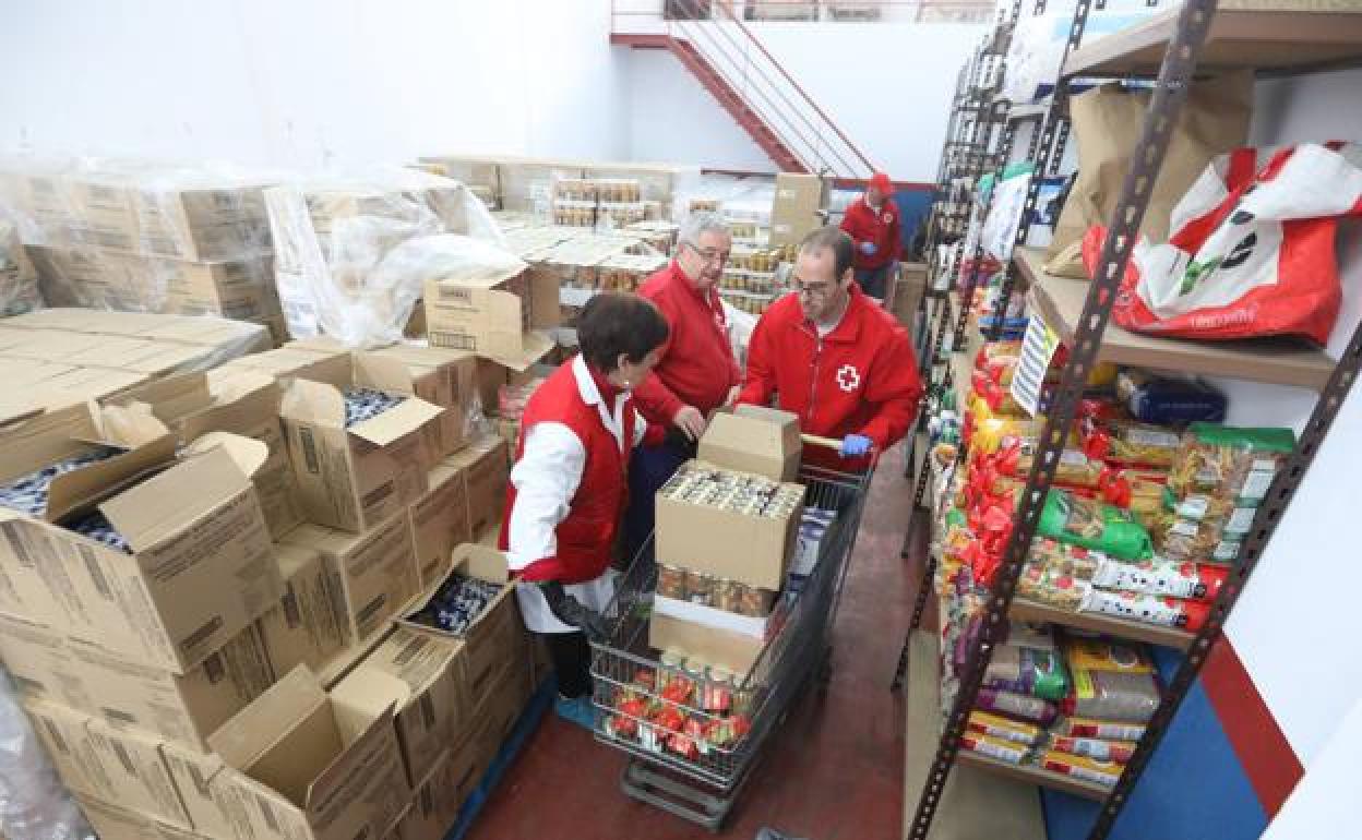 Almacén de Cruz Roja en una campaña de recogida de alimentos 