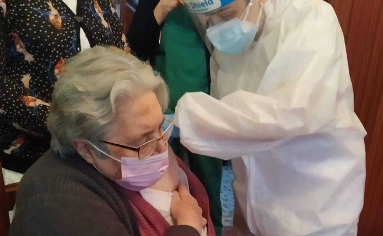 Las vacunas contra la covid-19 llegan al Hogar de San Blas de Fregenal