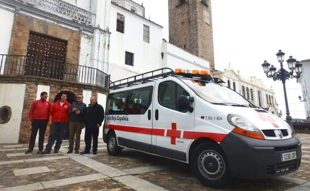 José Blanco junto a otros voluntarios y el alcalde de Fregenal en la recepción de una ambulancia 