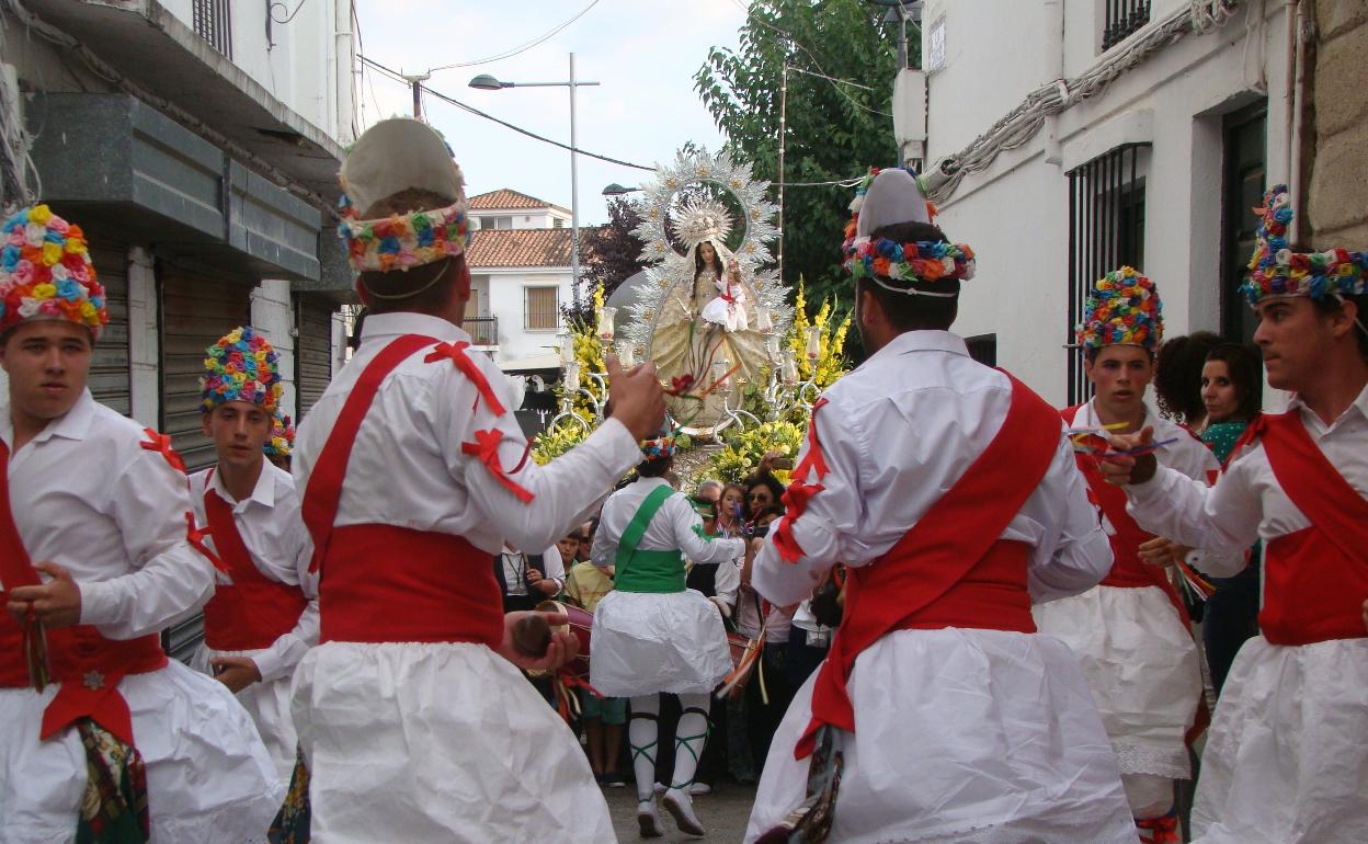 El grupo juvenil de Danzaores bailando ante la Virgen en la calle Cárcel