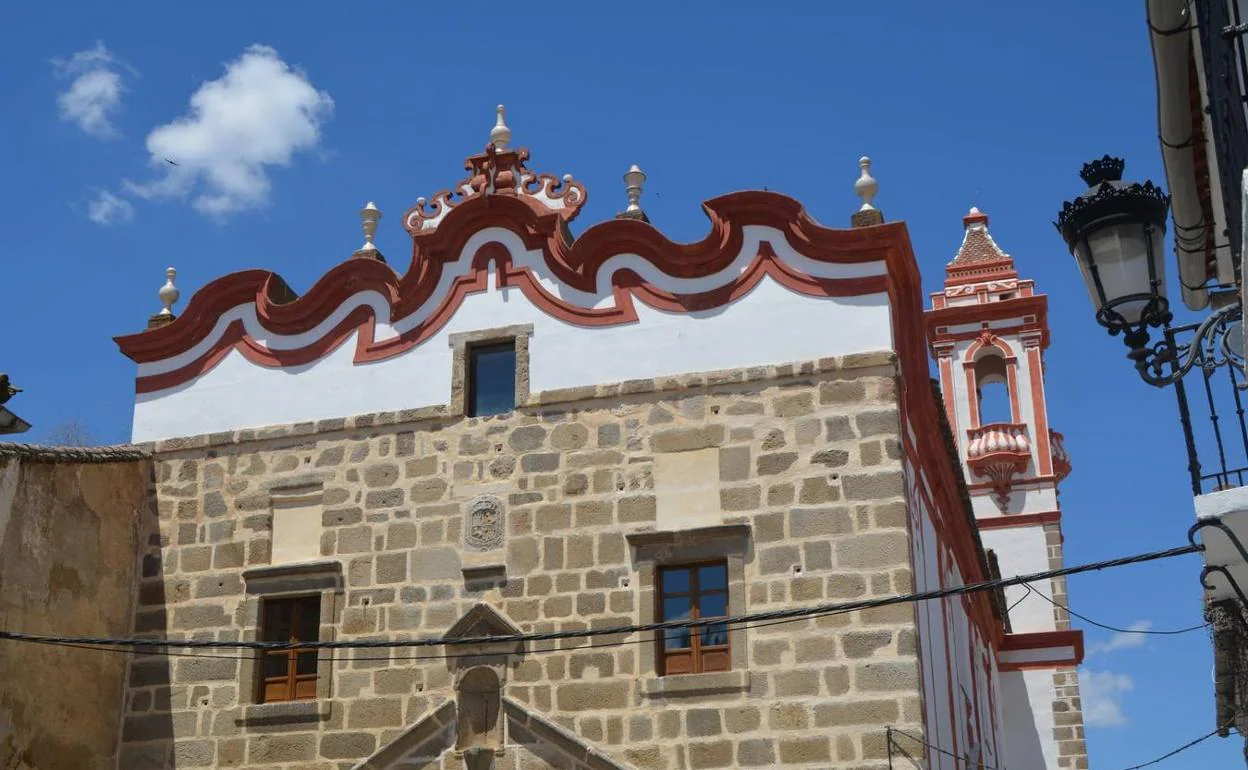 Detalle de la parte superior de la fachada de los Jesuitas y torre