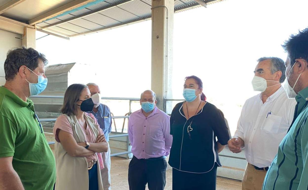 La Consejera visitando una de las instalaciones