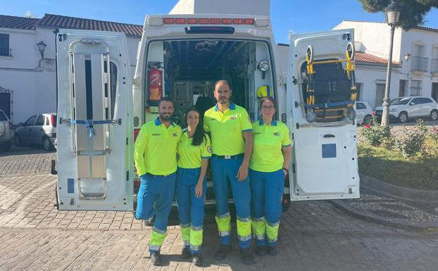 De izquierda a derecha: Sebastián Fernández, Jennifer Sánchez, David Vega y Margarita Moreno, técnicos de la ambulancia de SVB de Fregenal