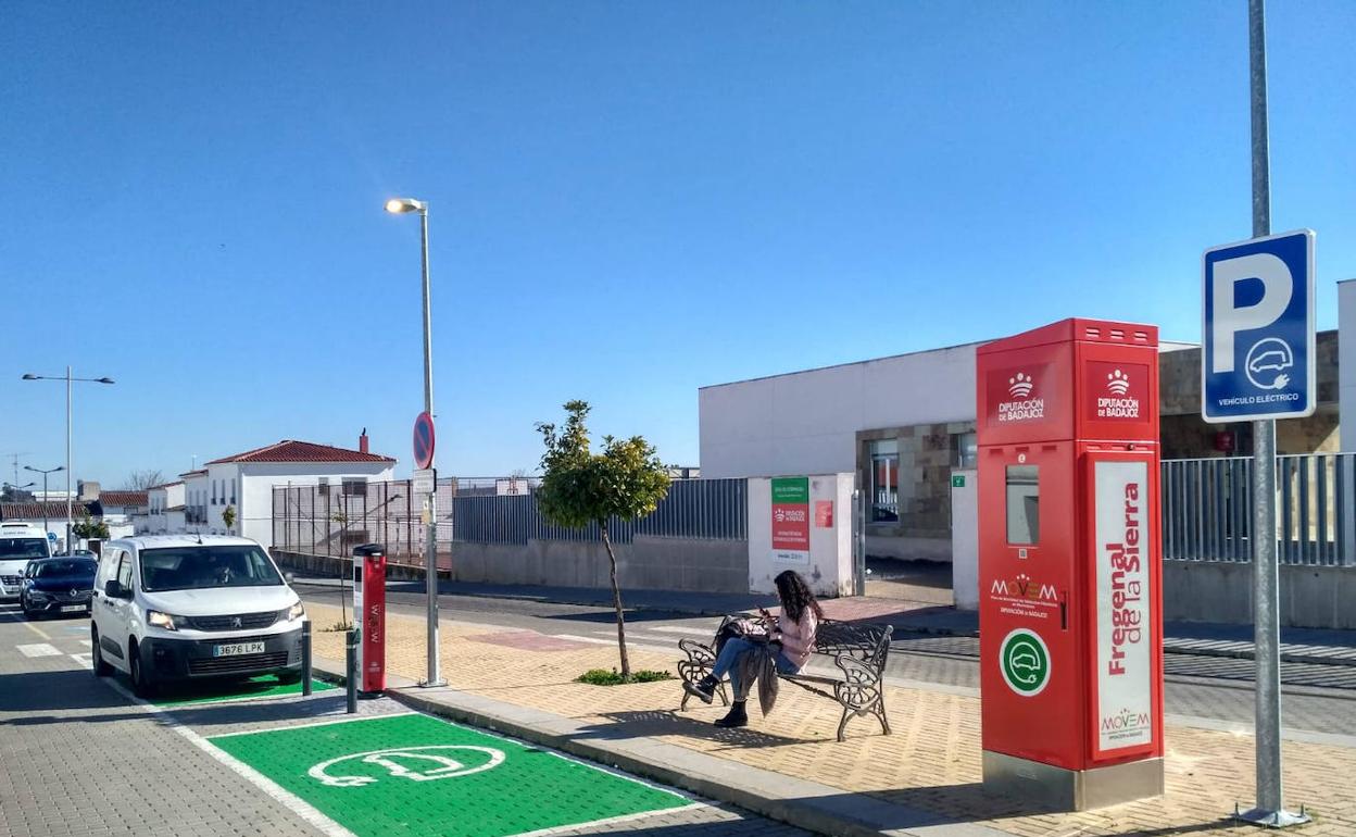 Entra en servicio en Fregenal el punto de recarga para coches eléctricos o híbridos enchufables