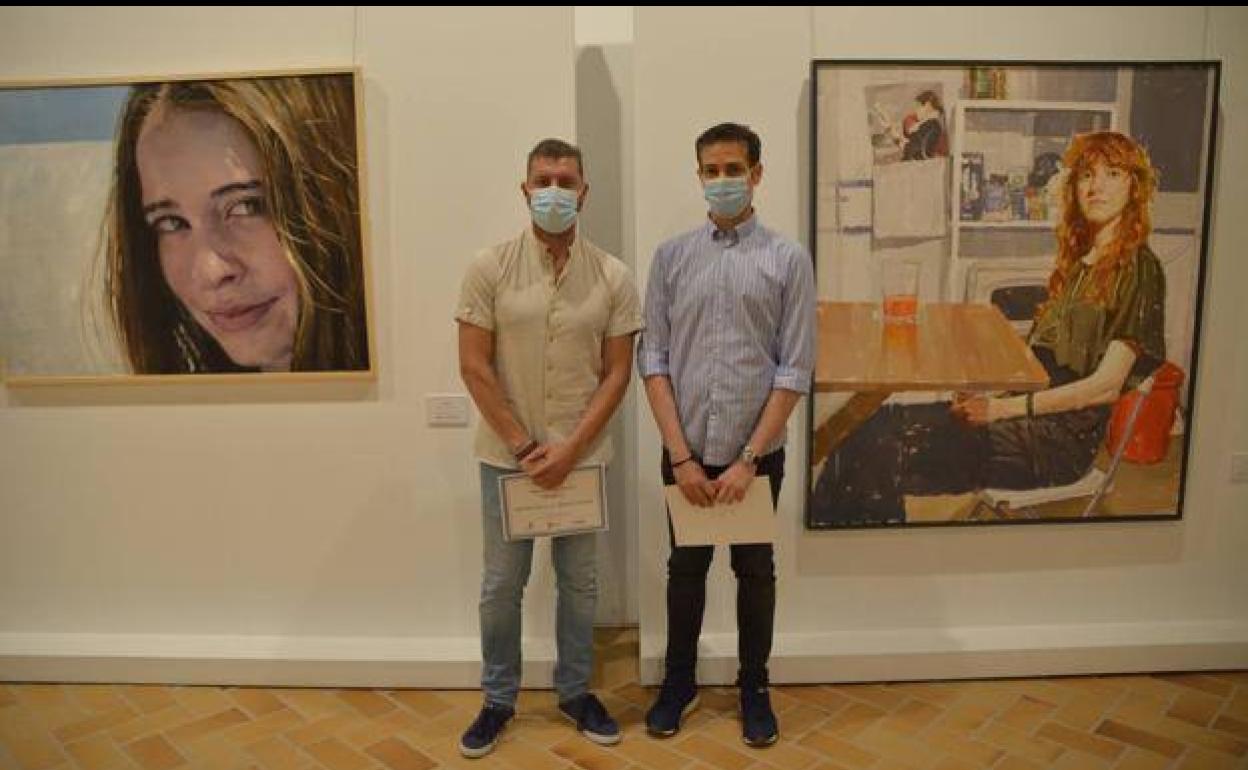 Francisco Javier Fernández y Manuel Reina, junto a las obras galardonadas, correspondientes a la última edición del premio internacional de pintura Eugenio Hermoso / ALBERTO MÁRQUEZ