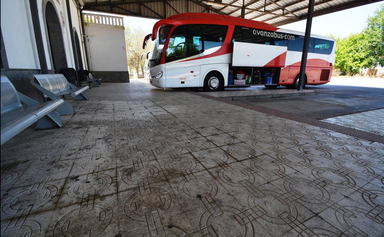 Las compañías de autobús trasladan la parada técnica en Fregenal por el cierre indefinido de la estación