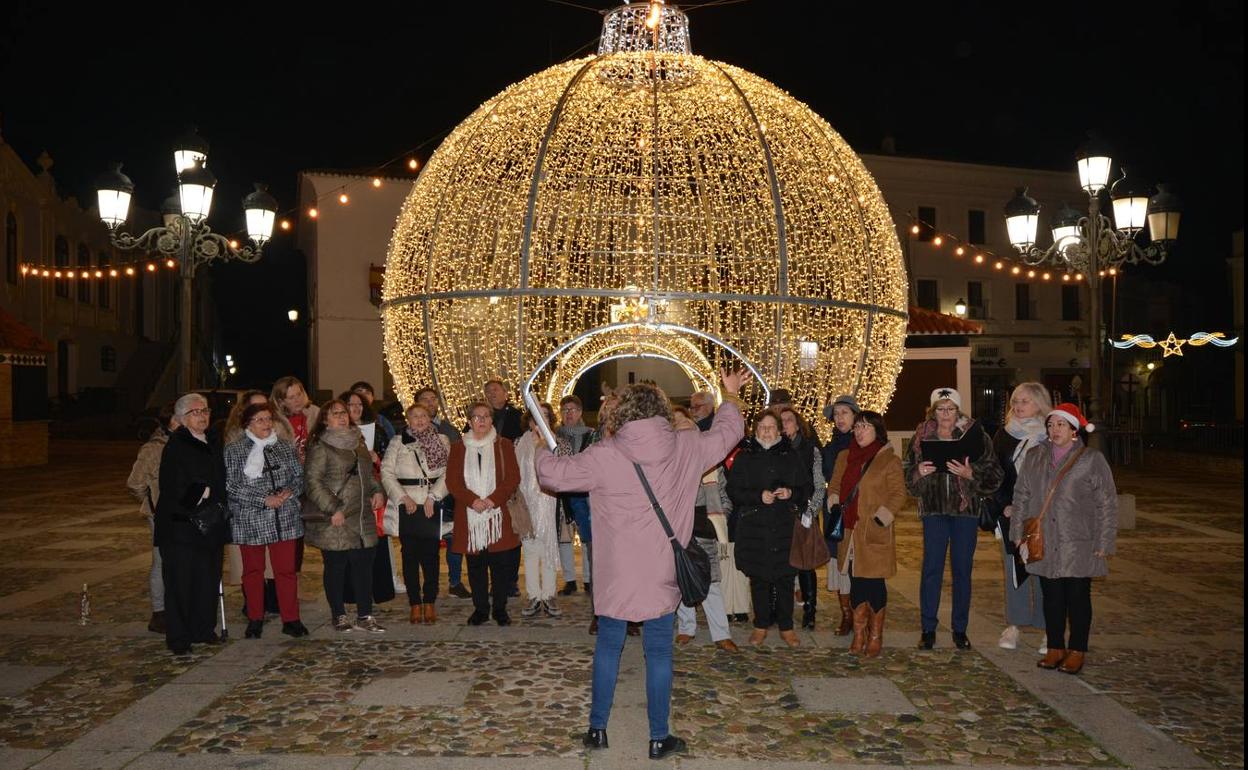 La Coral Frexnense finalizó su concierto en el Paseo de la Constitución