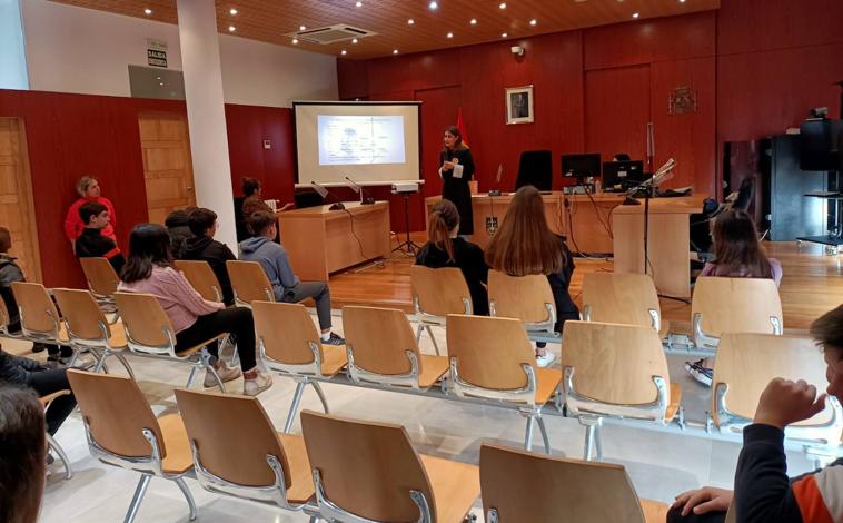 Imagen principal - El Juzgado de Primera Instancia de Fregenal recibe a un grupo de alumnos de 2º de ESO