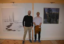 Guillermo Sedano Vivanco e Ignacio Estudillo Pérez posan junto a sus obras en la exposición