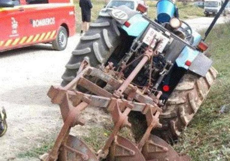 Imagen de archivo del vuelco de un tractor ocurrido en Castilblanco en febrero.