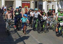 Participantes en una de las ediciones pasadas del Día de la Bicicleta.