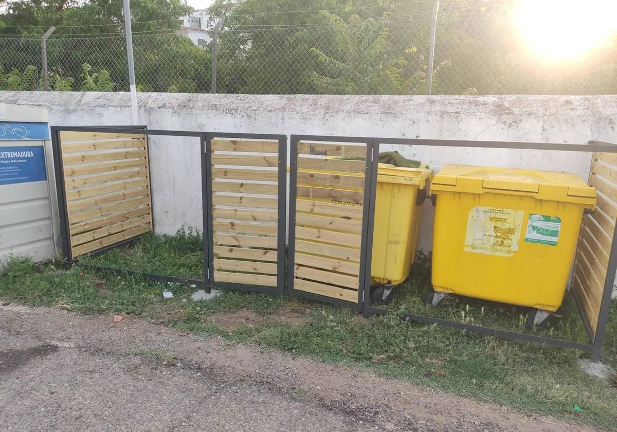 Aparecen rotos dos de los cubre contenedores nuevos de Fregenal
