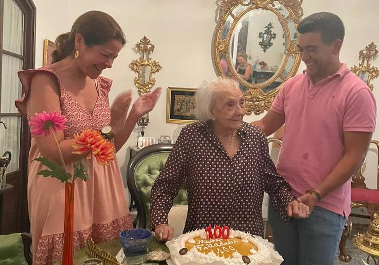 Imagen principal - La frexnense Lola Rodríguez-Armijo celebra su 100 cumpleaños