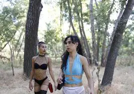 A la derecha, Sara Perogil, en una imagen promocional de la obra 'Dolores y Esperanza'.