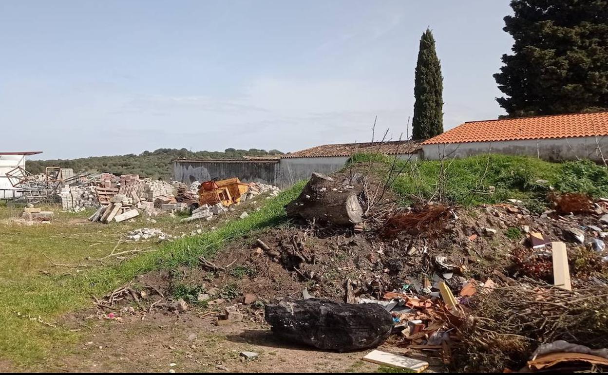 El grupo socialista de Fregenal denuncia el estado de la parte trasera del cementerio y de la acera de la calle Jabugo