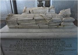 Arias Montano con el hábito de Caballero de Santiago, reposa en el Panteón de sevillanos ilustres, al haber nacido en Fregenal que entonces pertenecía a Sevilla.