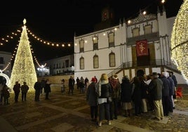 Fotografía de archivo de un grupo de frexnenses ante el árbol encendido.