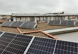 Instalación fotovoltaica en un edificio municipal.