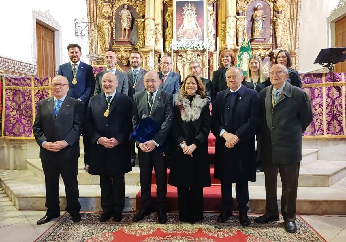 Fotografía de familia tras la toma de posesión.