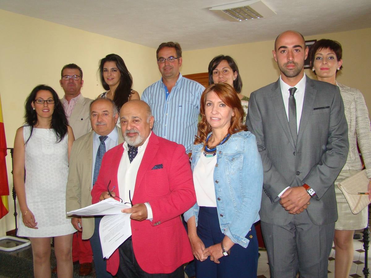 La nueva corporación municipal de Bodonal de la Sierra con su secretario a la cabeza