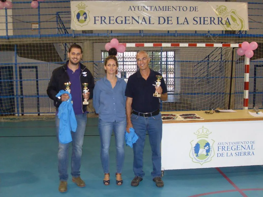 La concejala de deportes en el acto de entrega de trofeos y recuerdos.