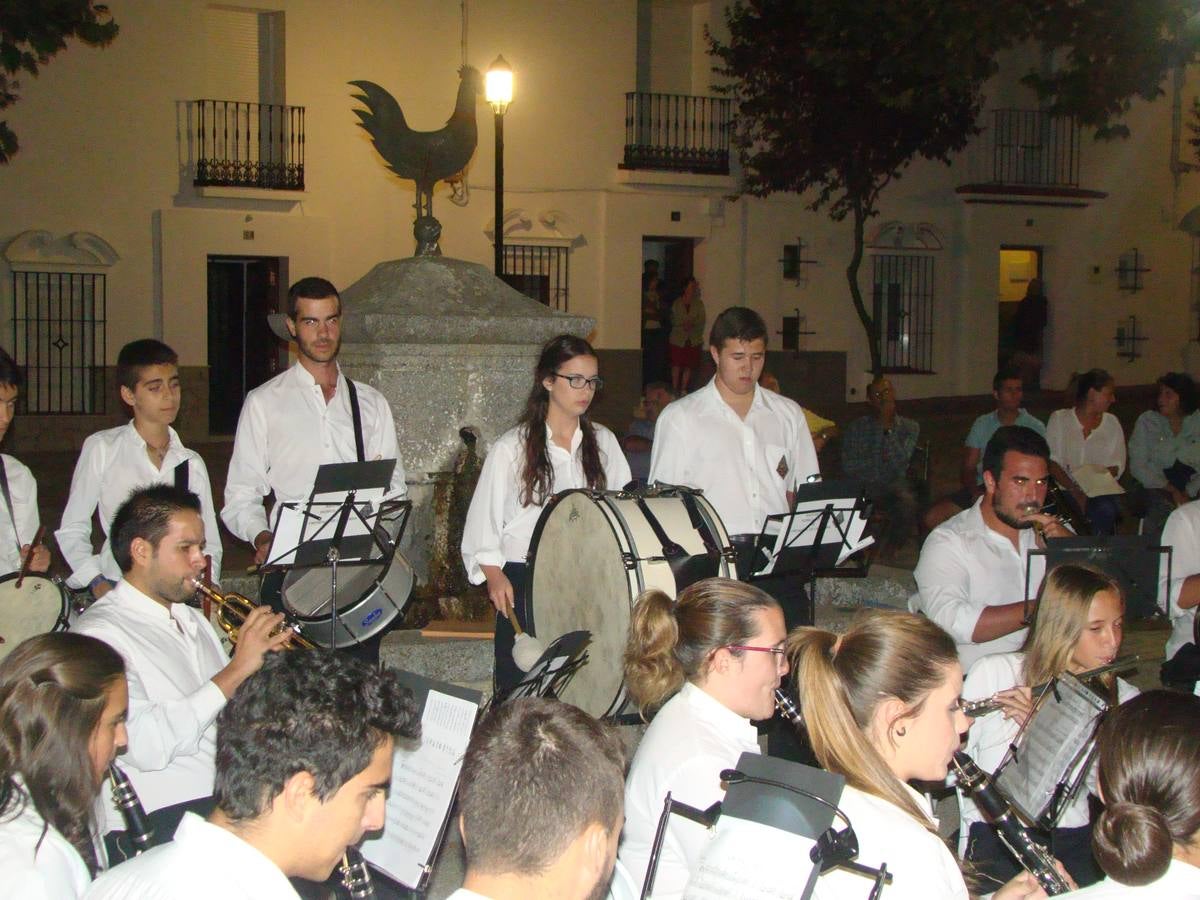 Integrandes de la Asociación Músico Cultural junto a la fuente de El Gallo