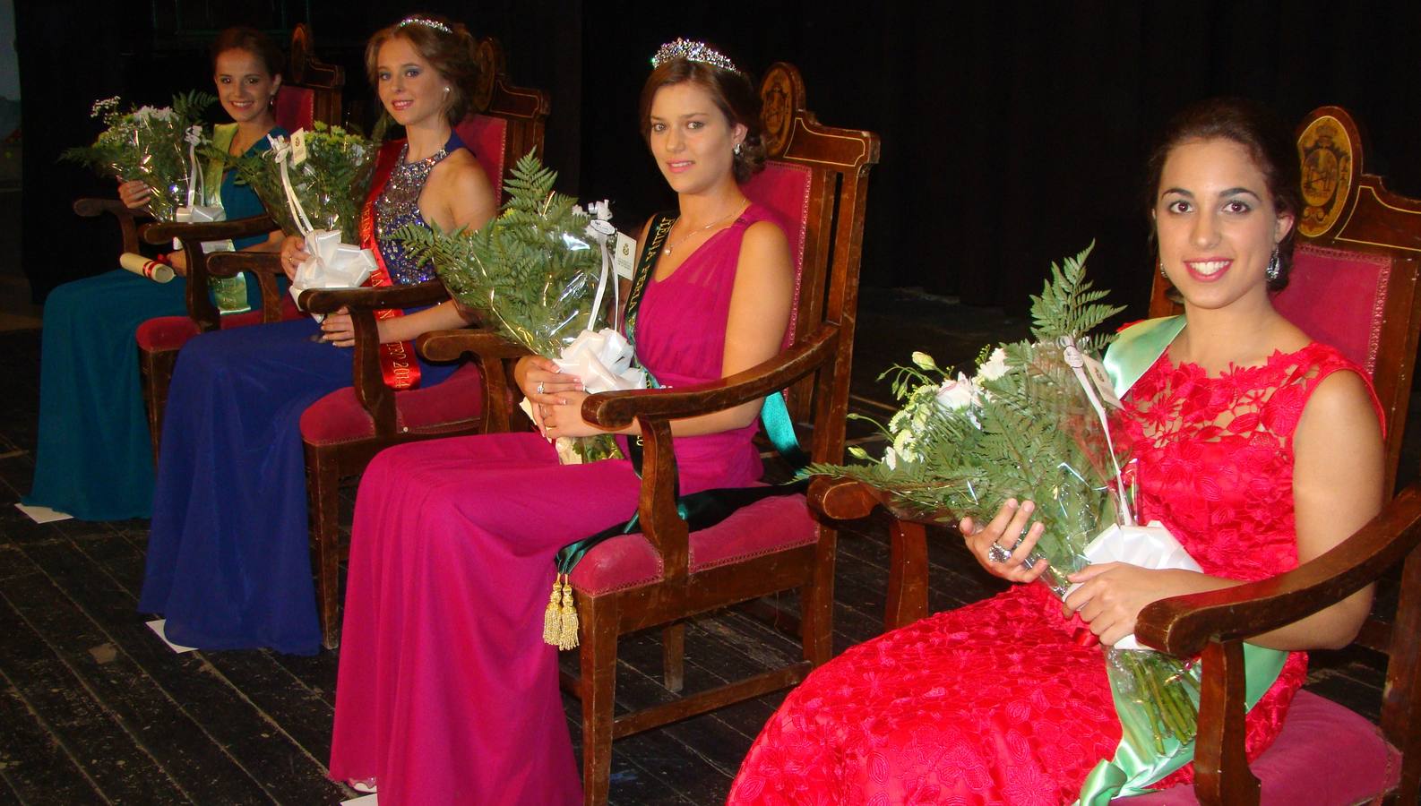 La reina de las fiestas y sus damas de honor recien proclamadas.