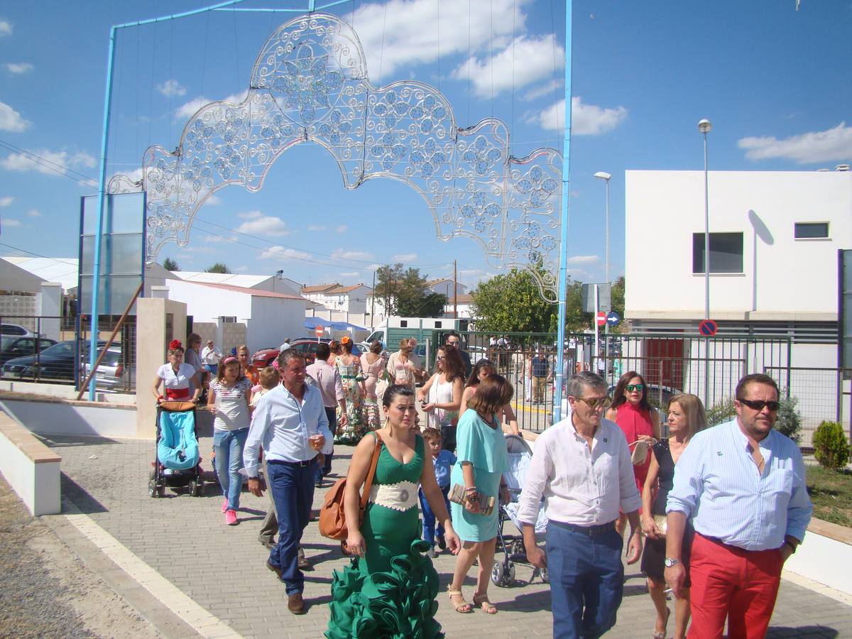 Acceso al recinto por la puerta principal. 