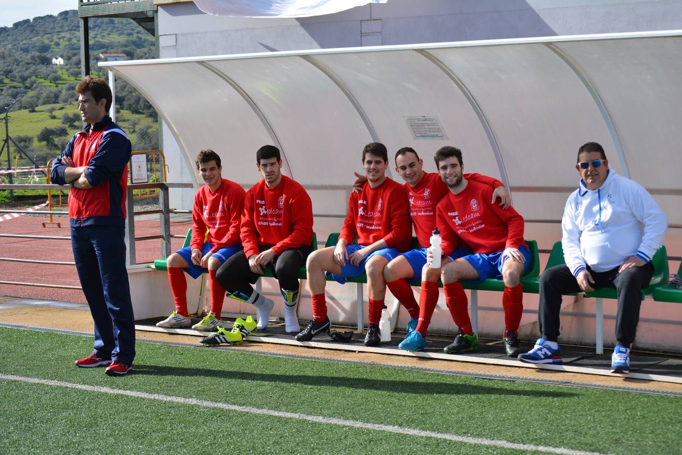 Rafael Calzado junto a los hombres del banquillo la pasada semana .