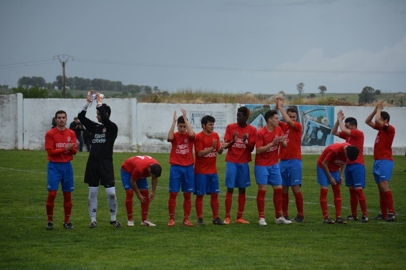 El equipo que afrontaba el último encuentro agradeciendo el apoyo de los suyos. 