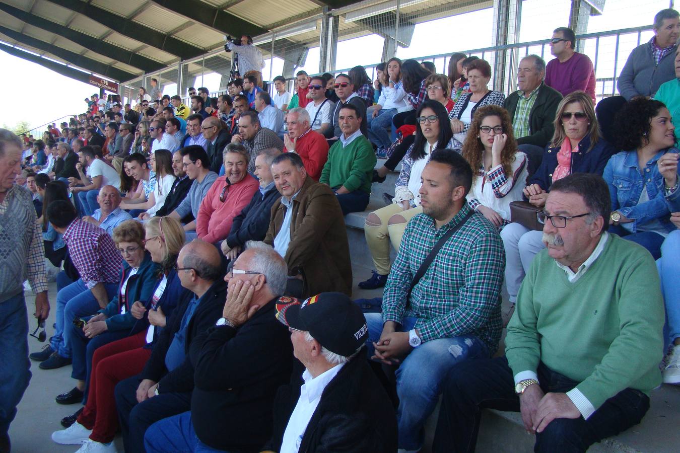 Aficionados que llenaban el pasado domingo la tribuna principal del santuario deportivo frexnense.