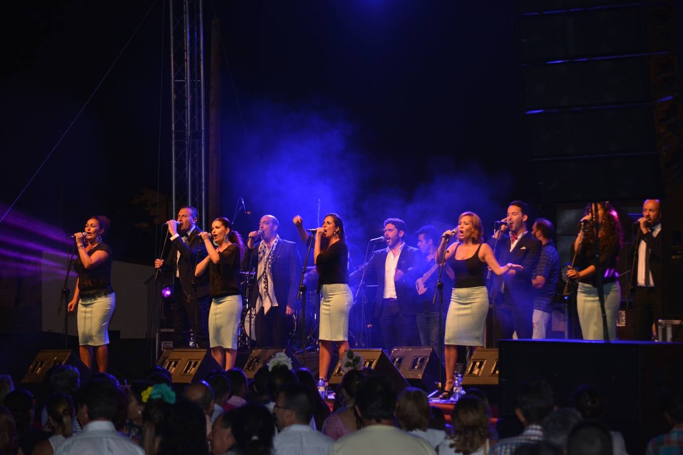 Alrededor de un millar de personas disfrutaban del concierto de Raya Real