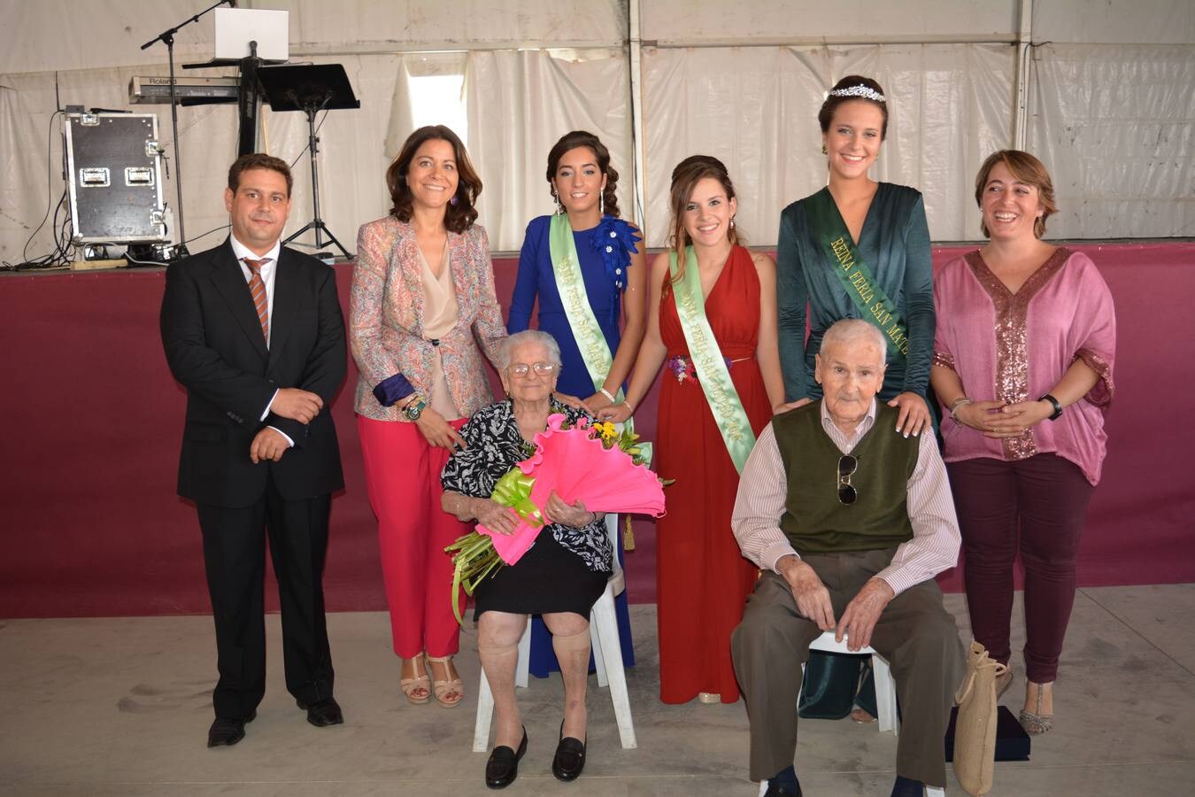 Reina y Damas y autoridades acompañando a la abuela y el abuelo de mayor edad. 