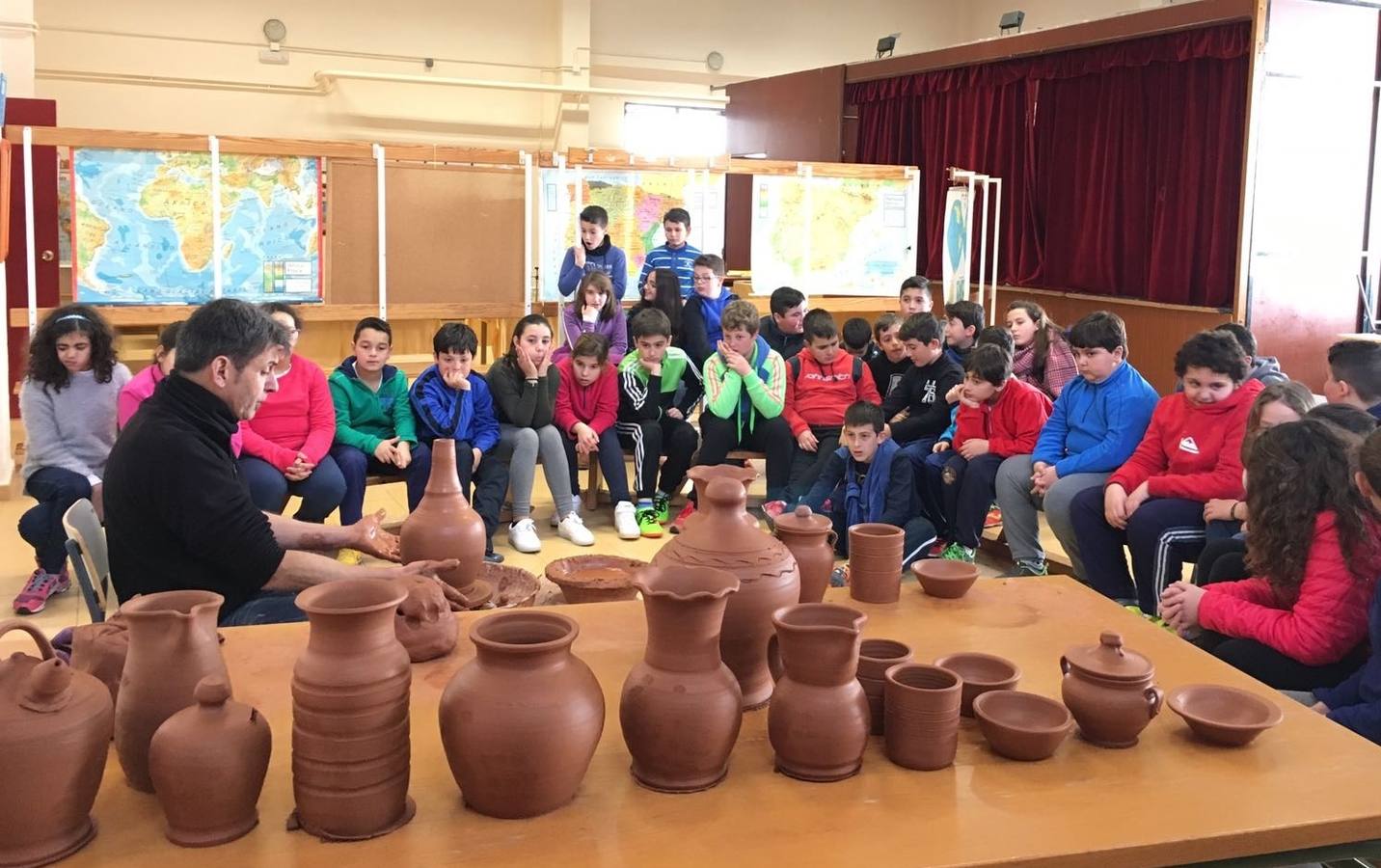 Taller de alfarería de Ciriaco Gallardo en la Semana de Extremadura del San Francisco. 