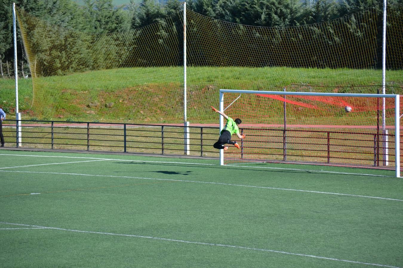 Un Frexnense que jugó con diez durante 66´ recupera el liderato en solitario tirando de ‘casta’ (3-1)