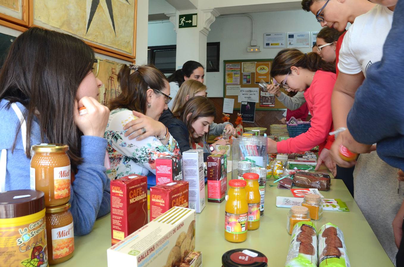 Mercadillo solidario de comercio justo en el IES Eugenio Hermoso