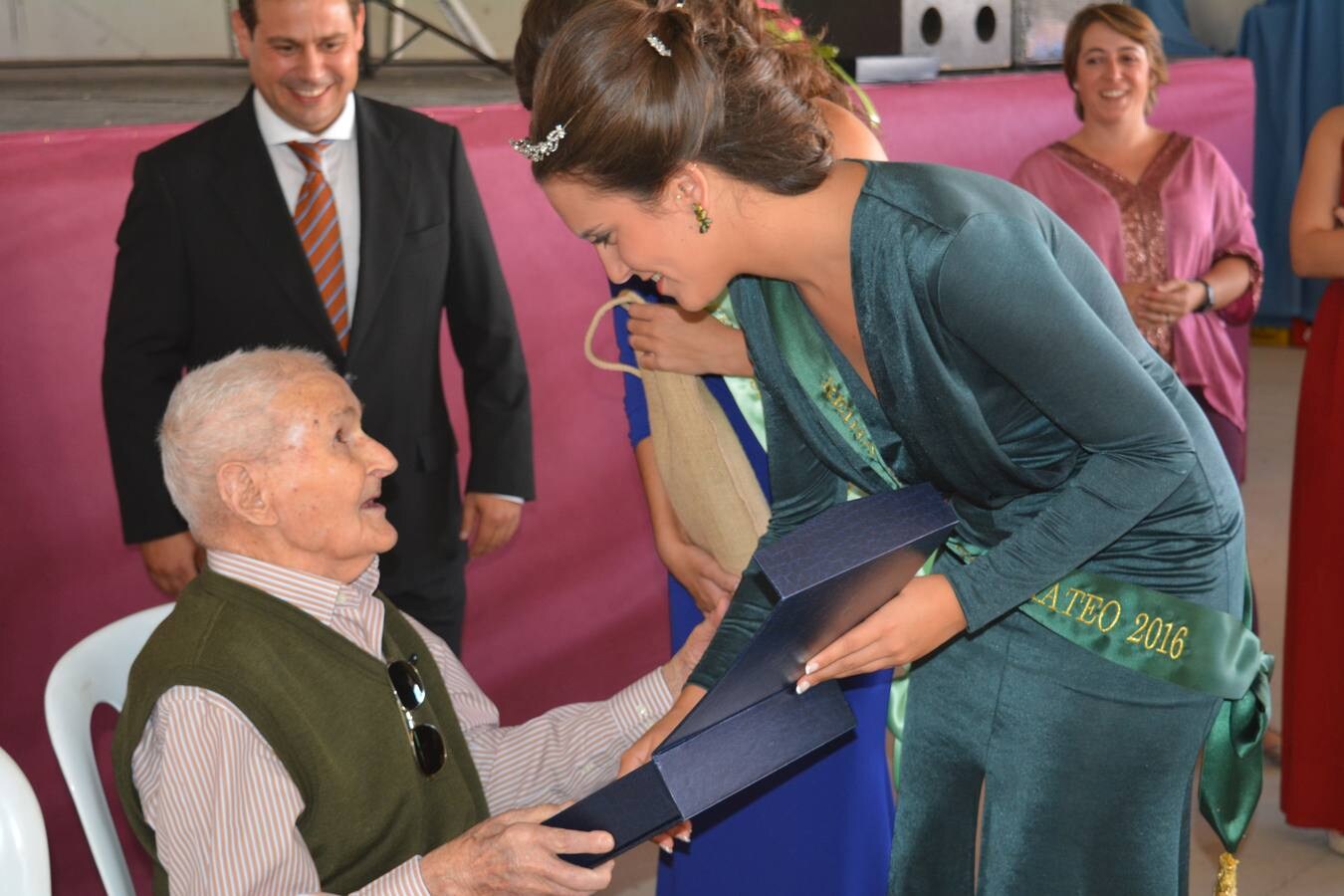José recibiendo su placa de la mano de la Reina de las fiestas de San Mateo 2016. 