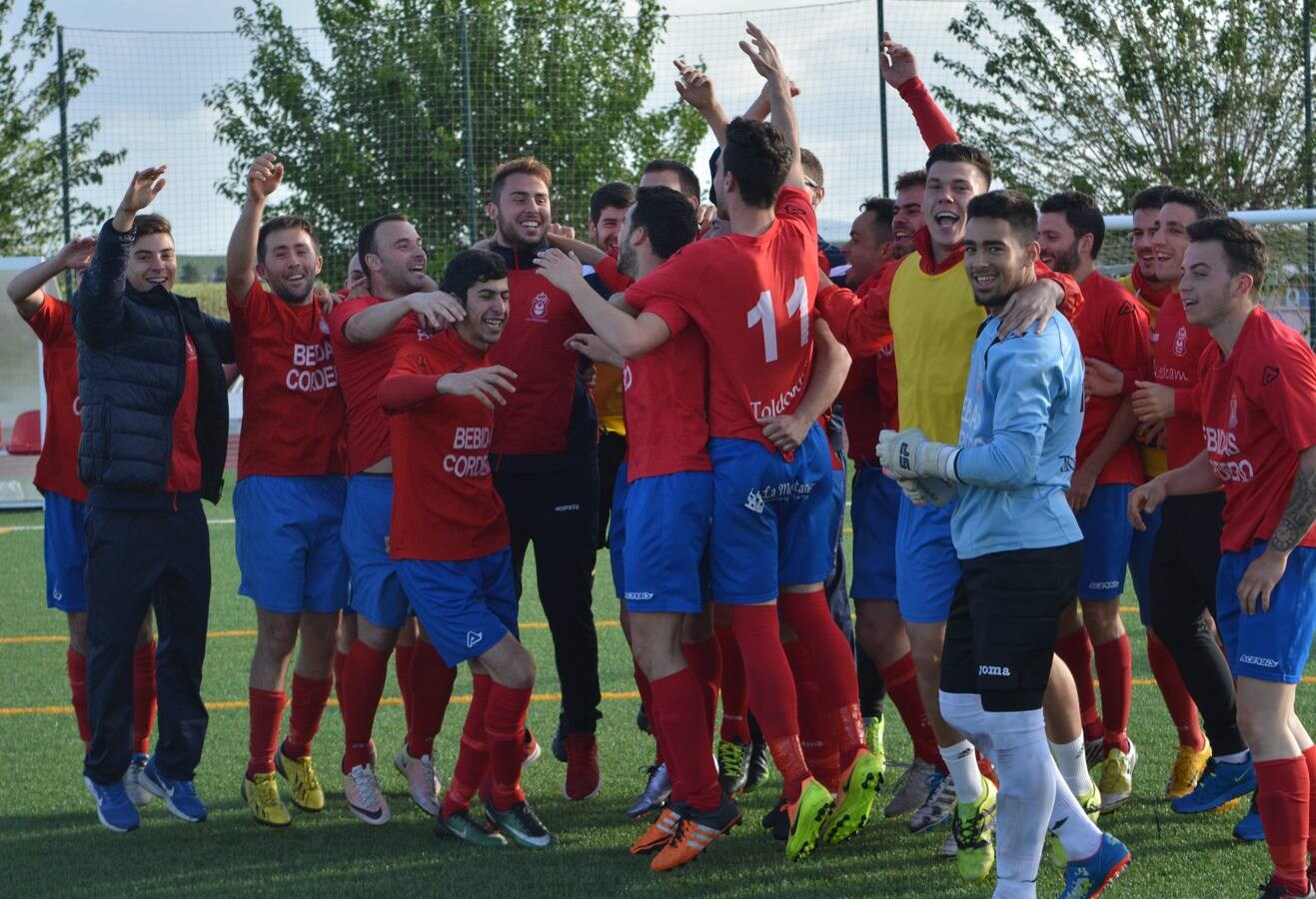 Algunos jugadores de la temporada pasada celebrando el ascenso.