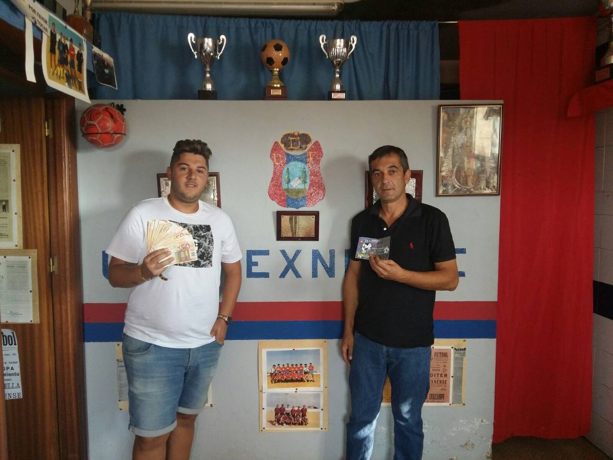 Tomás Vera recibe el premio de manos del presidente de la U.D. Frexnense. 