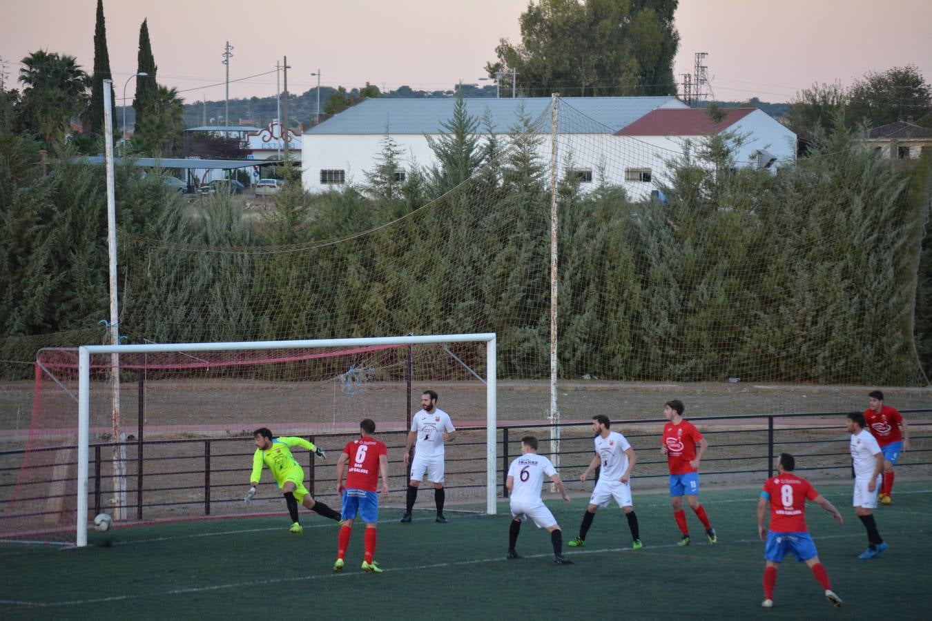 El líder Llerenense venció, dio una buena imagen pero también tuvo la suerte del campeón (0-1)